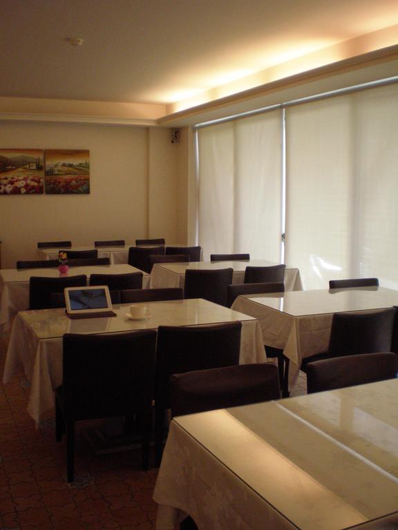 Emperor Hotel Kaohsiung Bagian luar foto