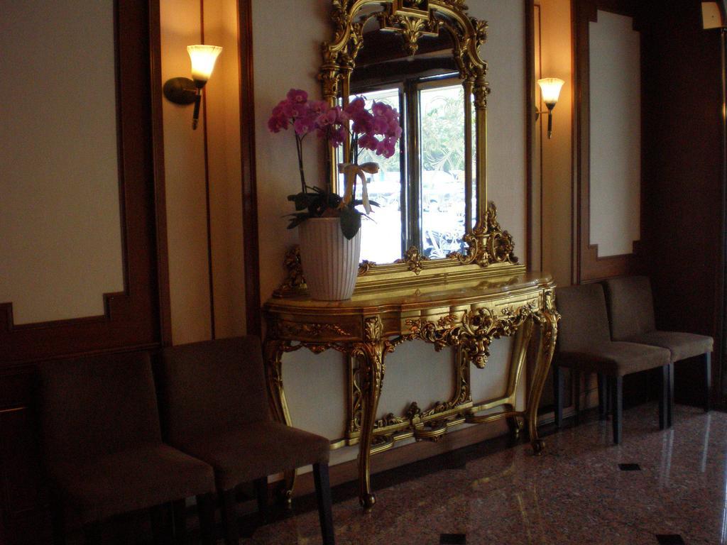 Emperor Hotel Kaohsiung Bagian luar foto