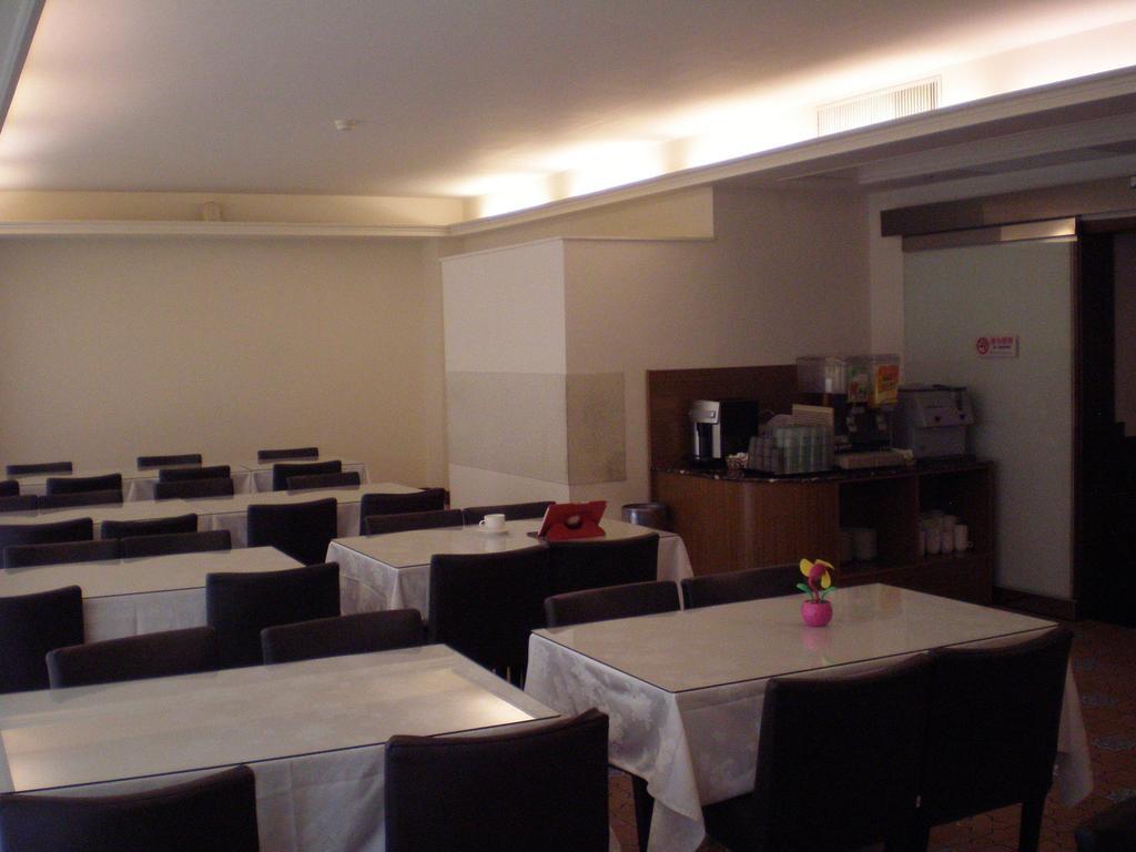 Emperor Hotel Kaohsiung Bagian luar foto