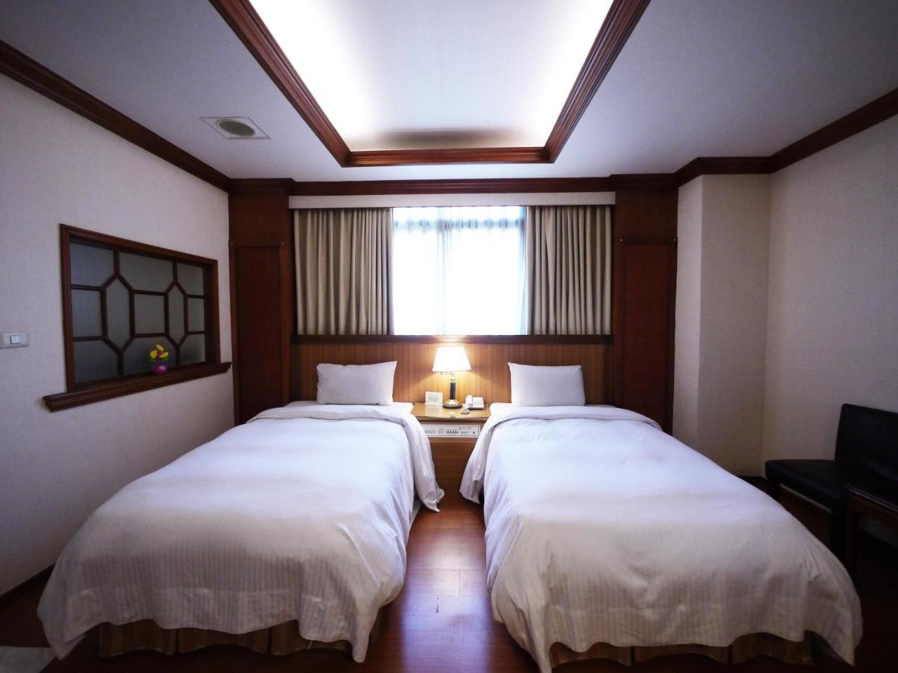 Emperor Hotel Kaohsiung Bagian luar foto