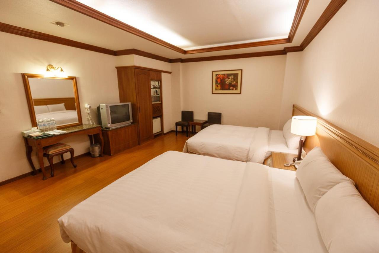 Emperor Hotel Kaohsiung Bagian luar foto