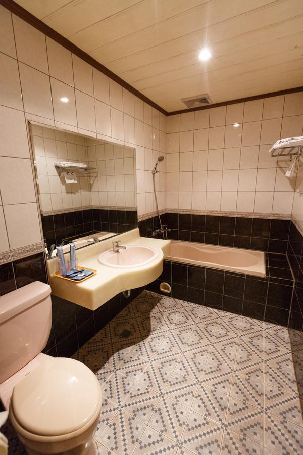 Emperor Hotel Kaohsiung Bagian luar foto