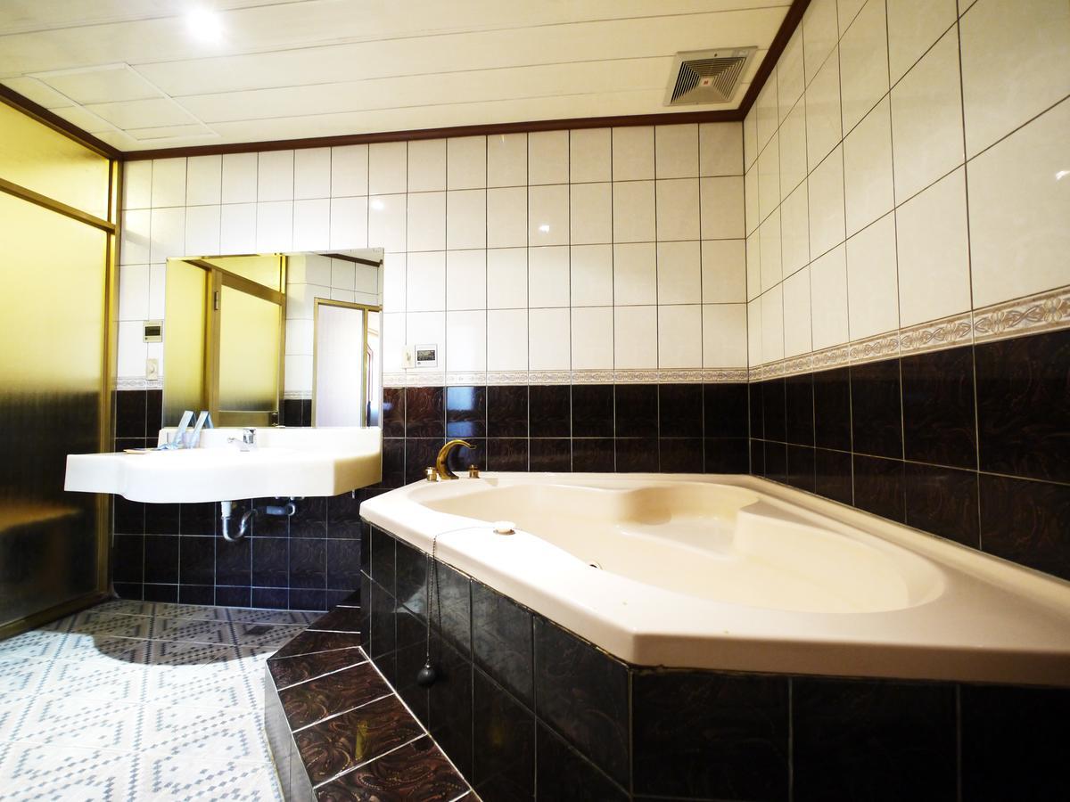 Emperor Hotel Kaohsiung Bagian luar foto