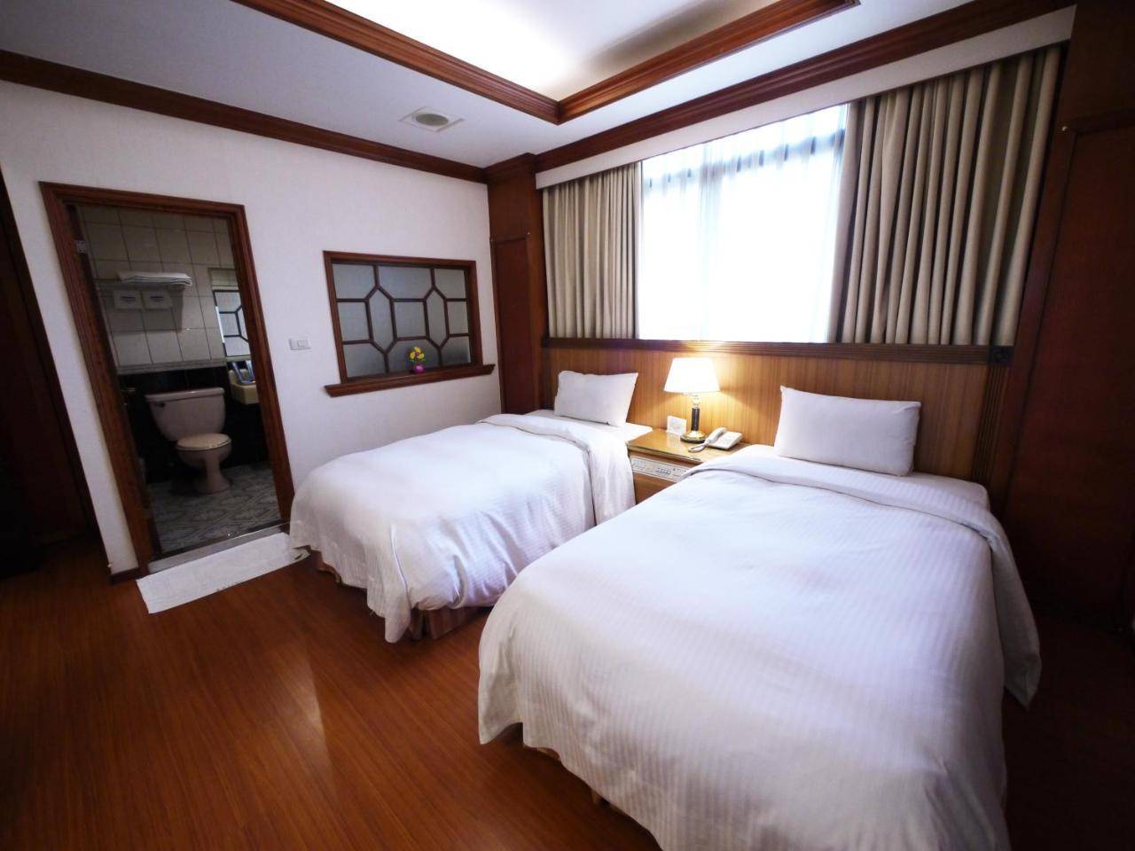 Emperor Hotel Kaohsiung Bagian luar foto