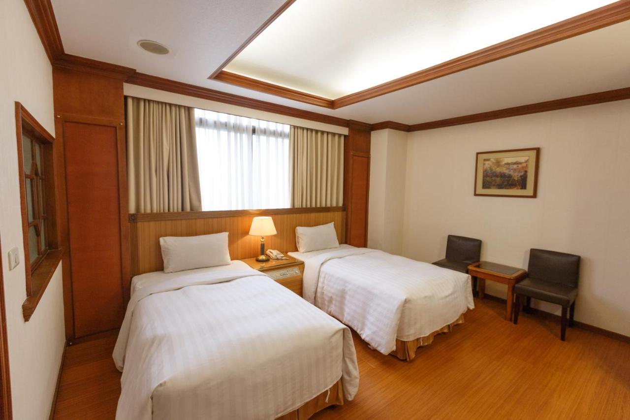Emperor Hotel Kaohsiung Bagian luar foto