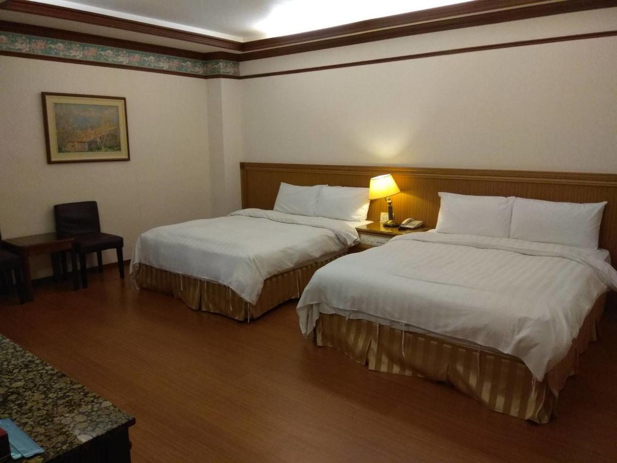 Emperor Hotel Kaohsiung Bagian luar foto