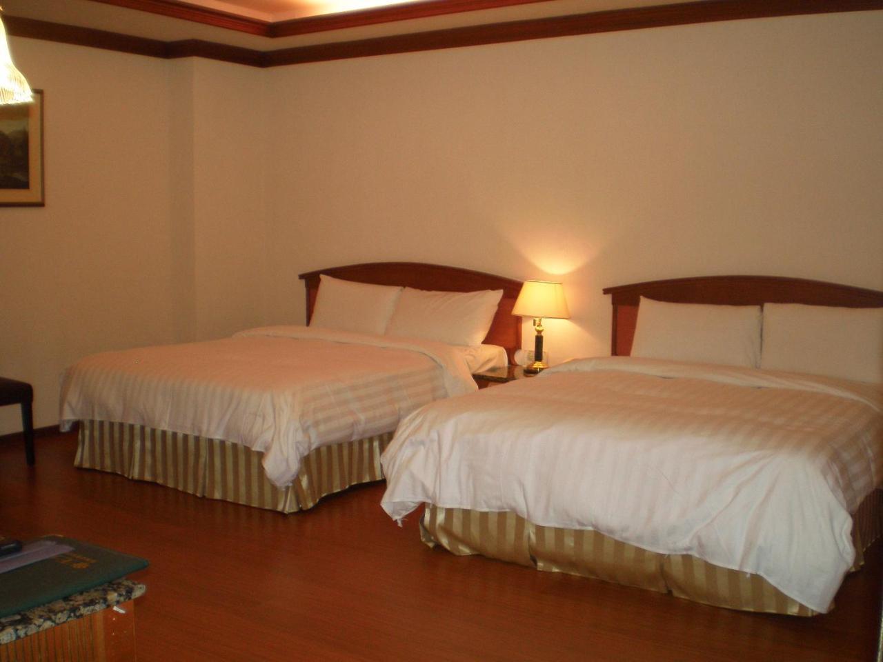 Emperor Hotel Kaohsiung Bagian luar foto