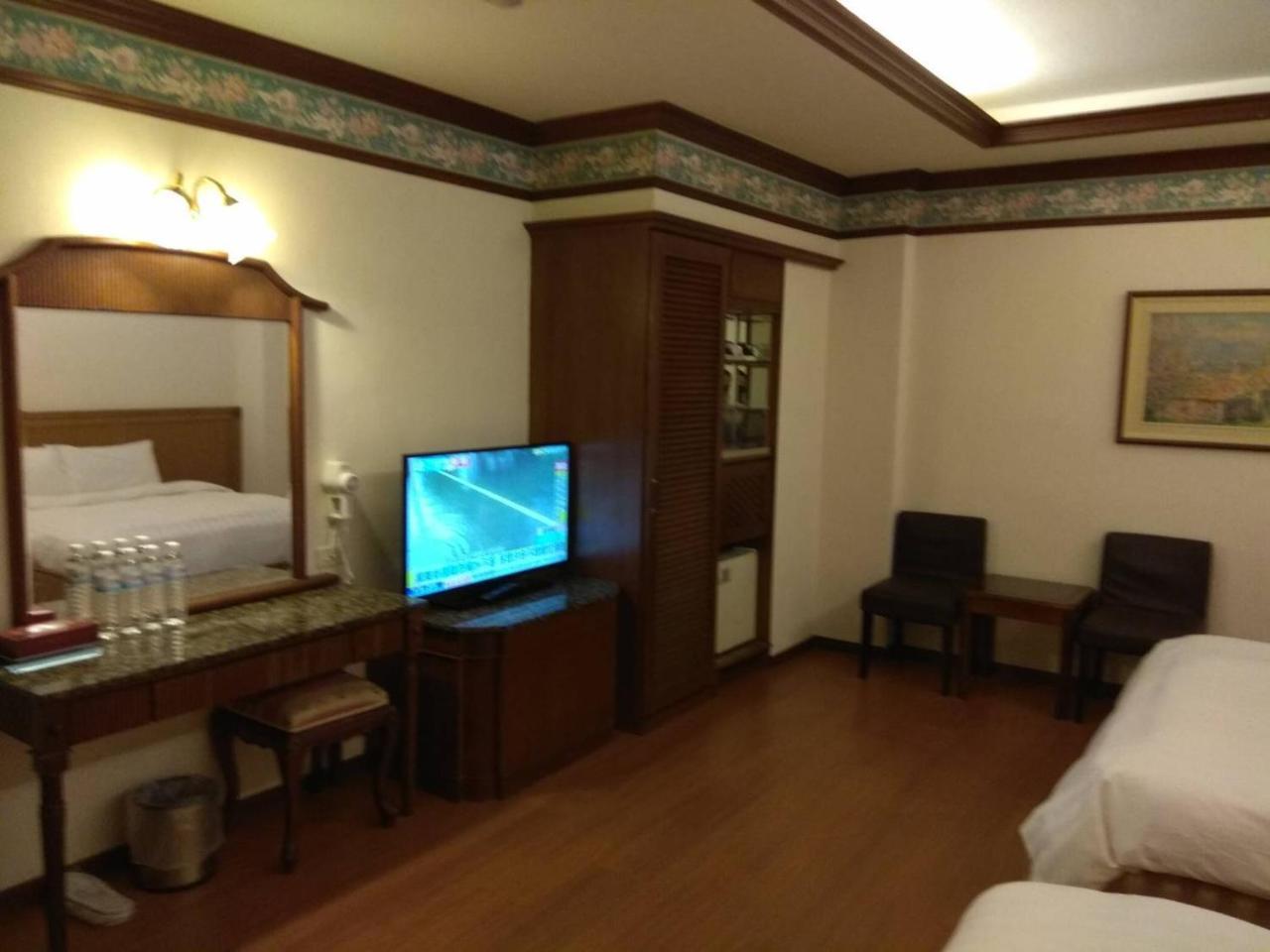 Emperor Hotel Kaohsiung Bagian luar foto