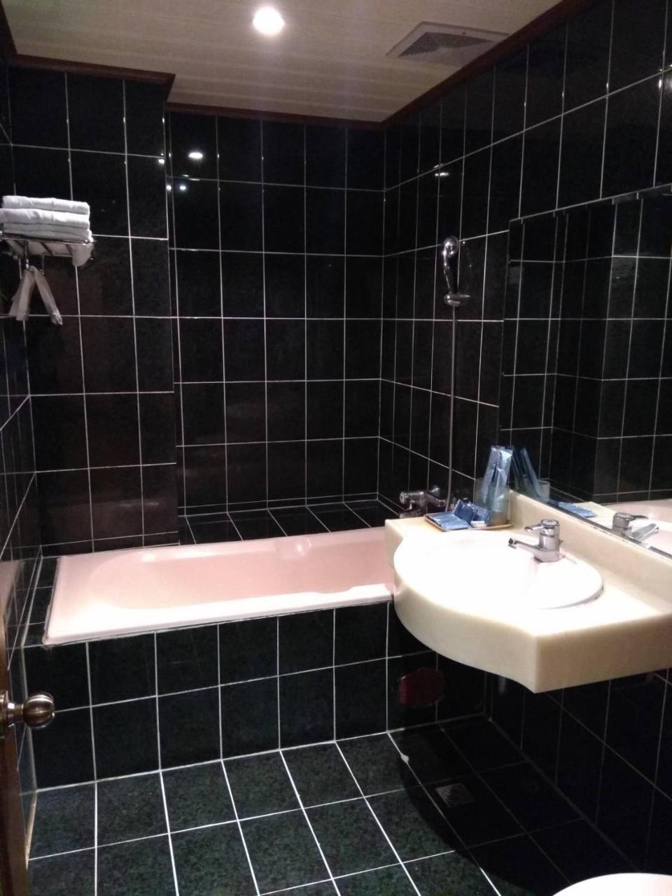 Emperor Hotel Kaohsiung Bagian luar foto